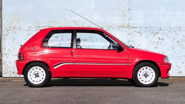 Средна стойност днес: 9850 до 20 000 евро

Peugeot 106 беше засенчван от своя събрат, фаворитът на момчетата от 90-те години на миналия век, Citroen Saxo.  Произвеждан между 1991  и 2003 година, той се предлага  широка гама - от съвсем базова 1,0-литрова бензинова версия до забавните GTi и Rallye варианти.


Много хора могат да разкажат история за своя опит с Peugeot 106, било като колата, в която са се научили да шофират, или първата им кола за море с приятелите им. 

Може да е малка, кола, но имаше голяма индивидуалност с интериор, който съчетаваше френска странност с  простота. "Лъвчето" също беше лесно за управление Много от тях бяха обект на обширни модификации, което прави оригиналите все по-търсени днес.

Средната цена на Hagerty е базирана на Series 1 106 Rallye.  "С техните удостоверения за хомологация, ограничен брой и незабавно разпознаваем външен вид, отговарят на много от изискванията за колекционерска кола, въпреки че при оригиналността нещата са критични&ldquo;, казва Джон.